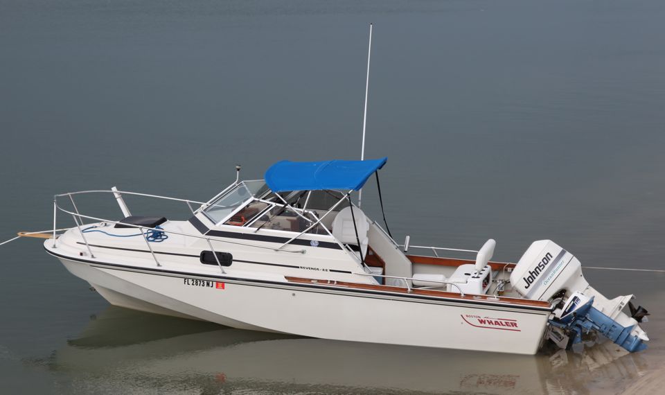 Boston Whaler - 1984 Revenge 22'